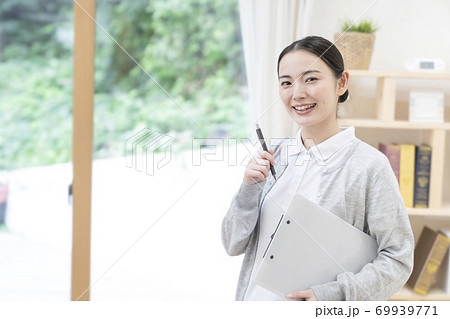 若い女性介護士 69939771