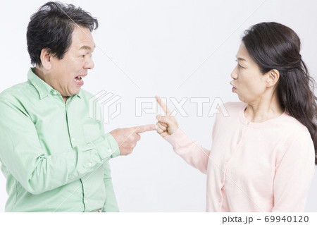 喧嘩をする夫婦 69940120