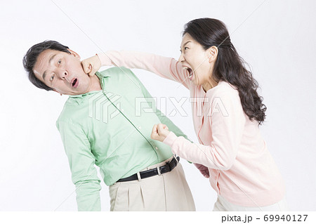 夫を殴る妻 69940127