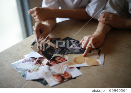 写真を選ぶカップル 写真を選ぶカップル 69940564