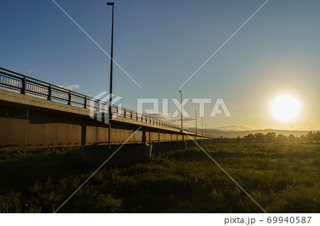夕陽に照らされる橋 夕陽に照らされる橋 69940587