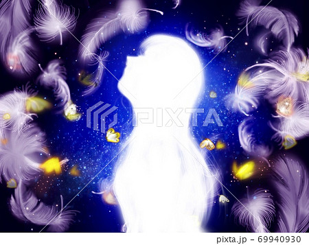青い銀河宇宙の中に舞う天使の羽、蝶々とロング髪の女の子のシルエット 69940930