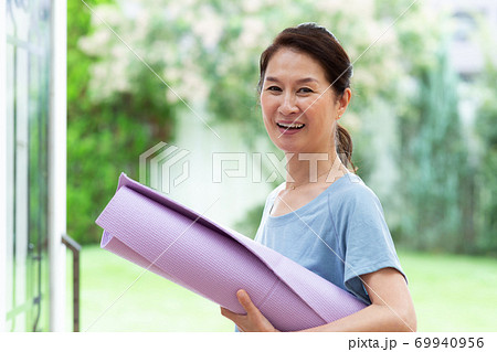ヨガを楽しむ60代綺麗な女性 ヨガを楽しむ60代綺麗な女性 69940956