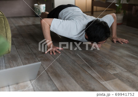 部屋で筋トレをする男性 部屋で筋トレをする男性 69941752