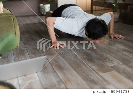 部屋で筋トレをする男性 部屋で筋トレをする男性 69941753