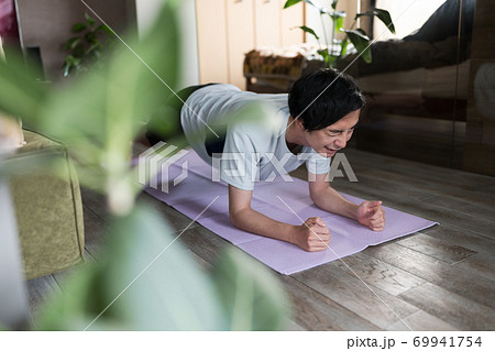 部屋で筋トレをする男性 部屋で筋トレをする男性 69941754