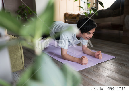 部屋で筋トレをする男性 部屋で筋トレをする男性 69941755