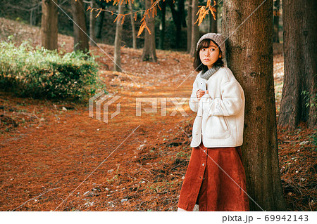 冬の公園で待ち合わせをする女性 69942143