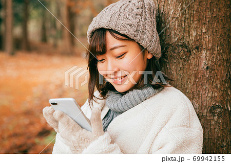 冬の公園で待ち合わせをする女性 冬の公園で待ち合わせをする女性 69942155