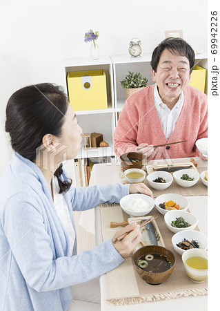 食事をする夫婦 食事をする夫婦 69942226