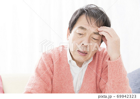 体調が悪い男性 69942323