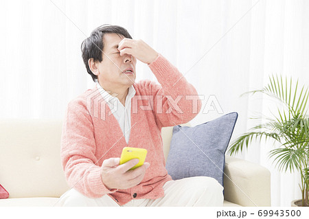 眼精疲労の男性 眼精疲労の男性 69943500