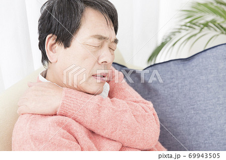 肩凝りの男性 69943505