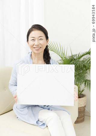 メッセージボードを持つ女性 メッセージボードを持つ女性 69943584