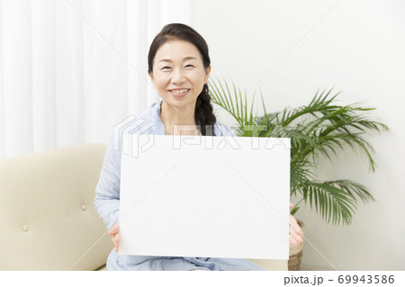 メッセージボードを持つ女性 メッセージボードを持つ女性 69943586