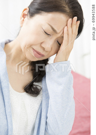 頭痛の女性 頭痛の女性 69943588