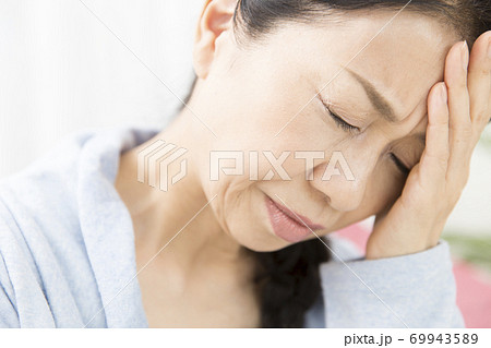 頭痛の女性 69943589