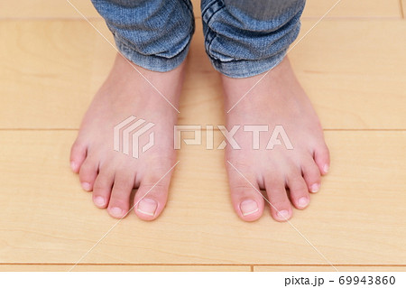 Girls' bare feet - Stock Photo [69943860] - PIXTA