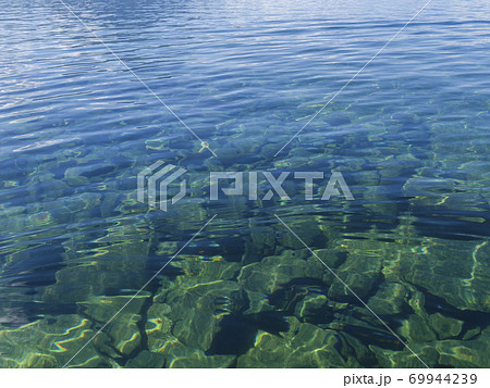 高透明度の川と川底の石 69944239