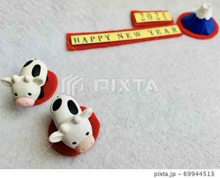 富士山と牛(丑)がいる年賀状素材・お正月イメージ/Mt.Fuji 富士山と牛(丑)がいる年賀状素材・お正月イメージ/Mt.Fuji 69944513