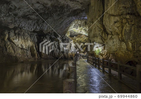 山口県 美祢市 秋芳洞 鍾乳洞 洞窟 川  山口県 美祢市 秋芳洞 鍾乳洞 洞窟 川  69944860