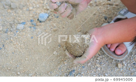 泥団子を持つ手 69945000