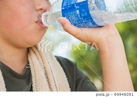 水分補給をする小学生 69946091