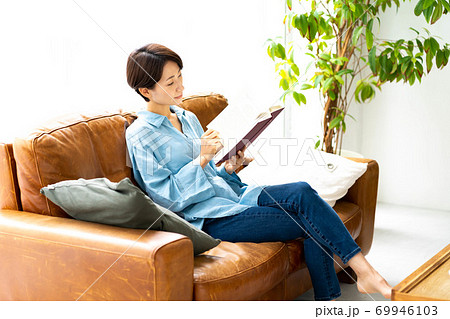 女性　リビング　ソファー　読書 69946103