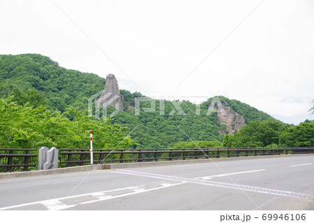 岩手風景 希望大橋から見た男神岩 女神岩の写真素材