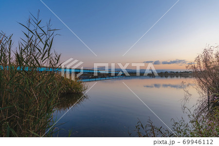 河北潟 夕暮れの湖畔 69946112