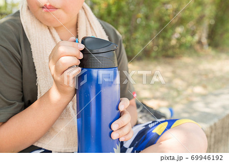 水分補給をする小学生 69946192