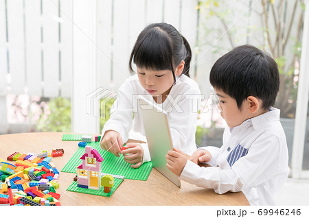 タブレットでブロックの作り方を調べる姉弟 タブレットでブロックの作り方を調べる姉弟 69946246