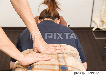 マッサージ(整体、骨盤矯正)をうける女性 マッサージ(整体、骨盤矯正)をうける女性 69946462