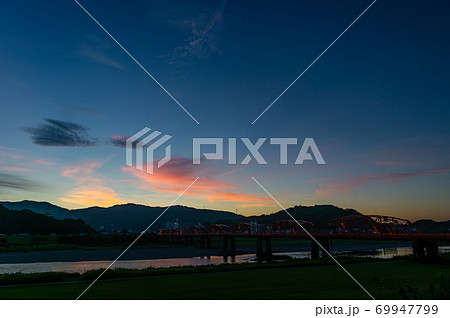 高知県四万十市 朝焼けの四万十川橋(赤鉄橋) 高知県四万十市 朝焼けの四万十川橋(赤鉄橋) 69947799