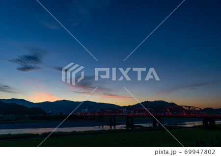 高知県四万十市 朝焼けの四万十川橋(赤鉄橋) 高知県四万十市 朝焼けの四万十川橋(赤鉄橋) 69947802