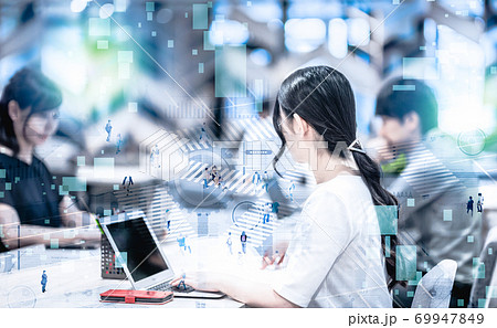 シェアオフィスでのビジネスシーン 69947849