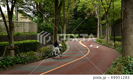 曲がりくねった坂道を登る自転車(渋谷区広尾) 曲がりくねった坂道を登る自転車(渋谷区広尾) 69951283