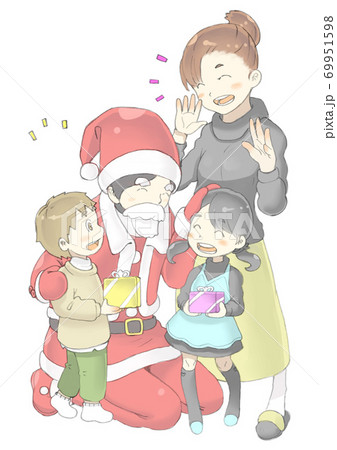 クリスマスに子供のところにサンタクロースが来て、プレゼントをあげているところ クリスマスに子供のところにサンタクロースが来て、プレゼントをあげているところ 69951598