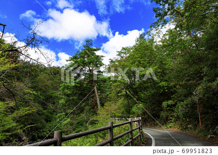 初秋の奇岩怪石の景勝地山梨県甲府市の昇仙峡の晴れ 69951823