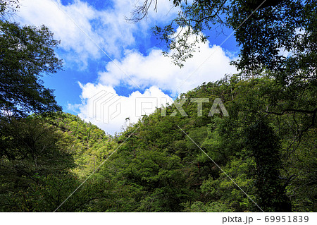 初秋の奇岩怪石の景勝地山梨県甲府市の昇仙峡の晴れ 69951839