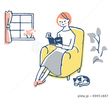 ソファに座って本を読んでいる女性 ソファに座って本を読んでいる女性 69951887