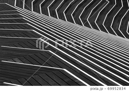 複雑なデザインの階段状のウッドデッキ 69952834