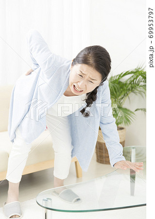 腰痛の女性 腰痛の女性 69953797