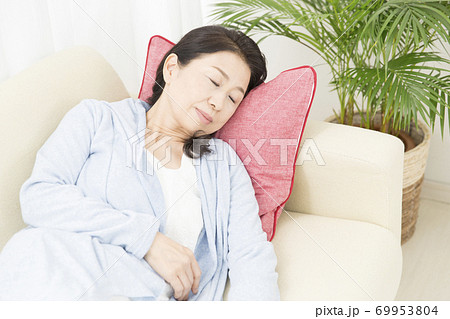 ソファで眠る女性 69953804