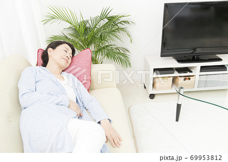 ソファで眠る女性 ソファで眠る女性 69953812