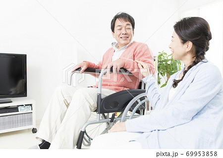 車椅子の夫と妻 69953858