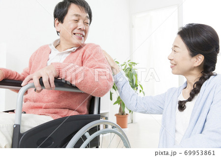車椅子の夫と妻 69953861