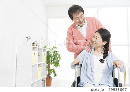 車椅子の妻と夫 69953867
