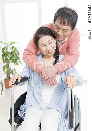 車椅子の妻と夫 69953869
