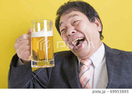 ビールを飲むビジネスマン 69953893